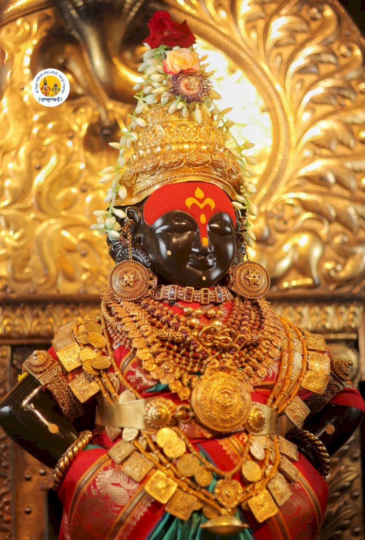 गौर पर्वानिमित्त पंढरपूरात श्री विठ्ठल - रुक्मिणी मातेस पारंपरिक अलंकार परिधान.