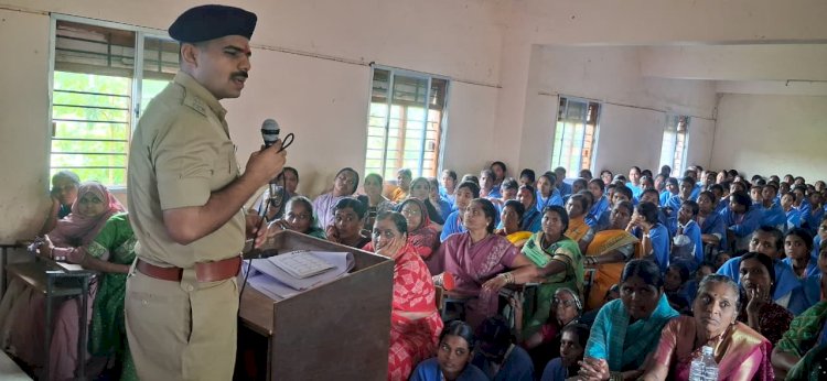 भाळवणीत निर्भया पथकाकडून विद्यार्थ्यांना 'सुरक्षिततेचे धडे'.