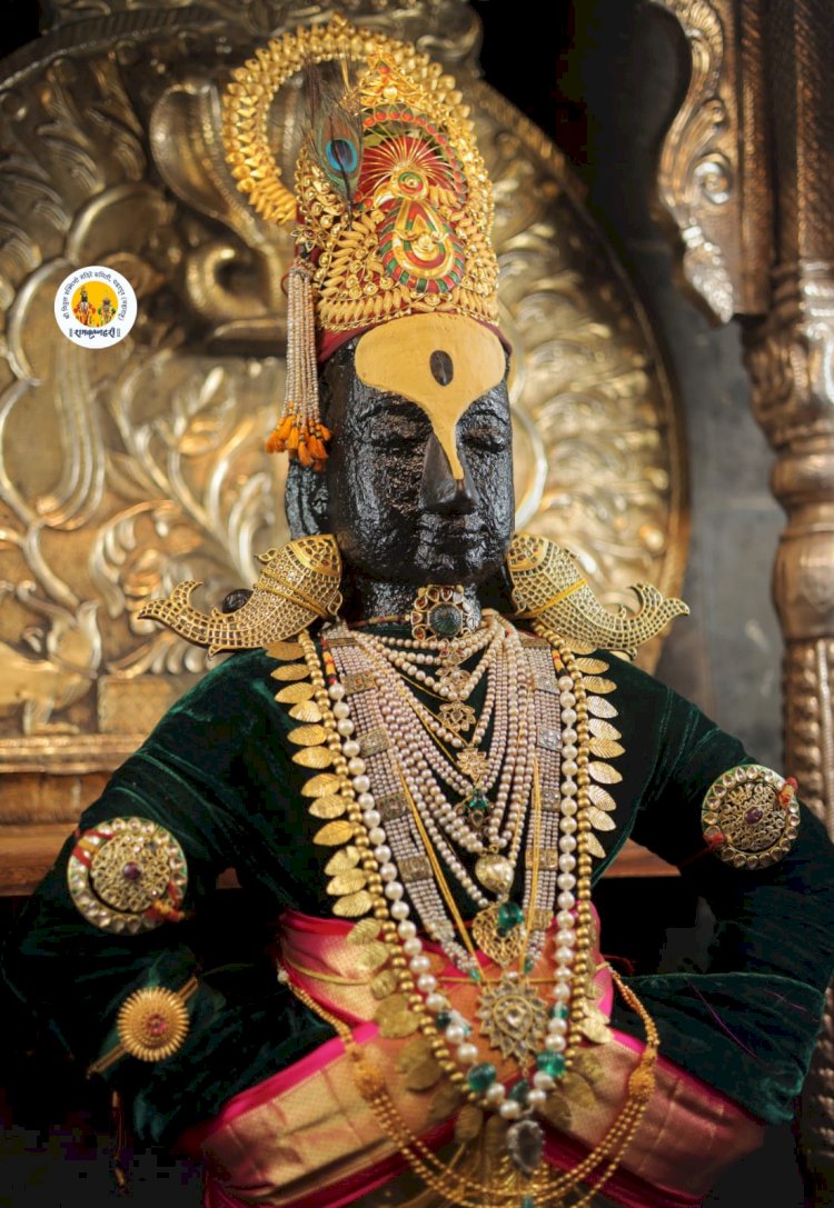 रक्षाबंधन (राखी पौर्णिमा)  निमित्त श्री विठ्ठल व रुक्मिणी मातेस पारंपरिक अलंकार परिधान.