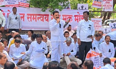 शिक्षकाची जुनी पेन्शनचा प्रश्न सोडवा, अन्यथा पुन्हा आझाद मैदानावर येऊ - माजी शिक्षक आमदार दत्तात्रय सावंत सर यांचा सरकारला गर्भित इशारा.  ◾सोलापूर जिल्हाधिकारी कार्यालयावर शिक्षकांचा भव्य विराट मूक मोर्चा धडकला.