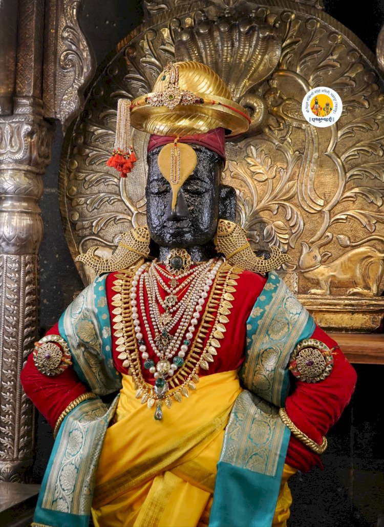 पंढरपुर में गोकुल अष्टमी उत्सव के अवसर पर श्री विट्ठल ने पारंपरिक सोने के आभूषण पहने.