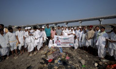 पंढरपुरात'स्वच्छतेतून विठ्ठलसेवा' अभियानाला लोकसहभागाची साथ: 18 टन कचरा संकलित .                                                                                                          - मुख्याधिकारी महेश रोकडे.   ◾श्रमदानातून भक्ती आणि सहभागातून स्वच्छता.  ◾स्वच्छतेसाठी नपा. कर्मचारी, स्वयंसेवी संस्था, वारकरी शिक्षण सस्थांचा सहभाग.