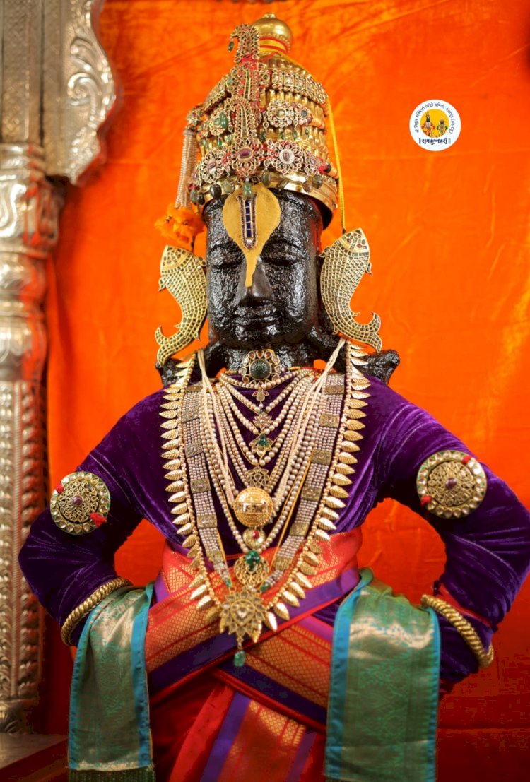 श्री विठ्ठलास अलंकार, रूक्मिणी मातेस पारंपारिक पोषाखासह अलंकार परिधान.  ◾मंदिर समितीचे सह अध्यक्ष गहिनीनाथ महाराज औसेकर, सर्व सदस्य महोदय, कार्यकारी अधिकारी श्रीकांत यादव, व्यवस्थापक प्रविणकुमार घम यांच्या मार्गदर्शनाखाली नवरात्र उत्सवाची तयारी पूर्ण.  ◾पारंपारिक कार्यक्रमांसह महिला भजनी मंडळाच्या भजन सेवेने मंदिरात भक्तीमय वातावरण.