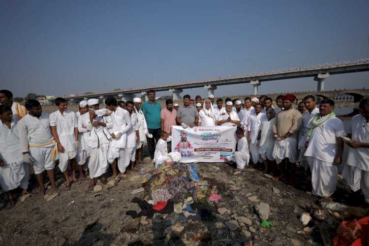 पंढरपुरात'स्वच्छतेतून विठ्ठलसेवा' अभियानाला लोकसहभागाची साथ: 18 टन कचरा संकलित .                                                                                                          - मुख्याधिकारी महेश रोकडे.   ◾श्रमदानातून भक्ती आणि सहभागातून स्वच्छता.  ◾स्वच्छतेसाठी नपा. कर्मचारी, स्वयंसेवी संस्था, वारकरी शिक्षण सस्थांचा सहभाग.