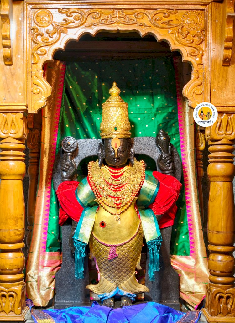 श्री विठ्ठलास अलंकार, रूक्मिणी मातेस पारंपारिक सरस्वती माता पोषाखासह अलंकार परिधान.
